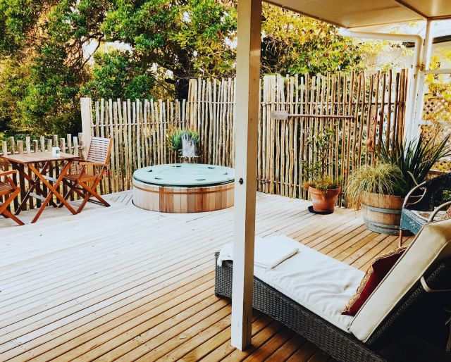 ✨NEW BLOG POST! My new Air BnB recommendation series (im hoping!) starts here. This first one is a 2 bed room eco hot tub heaven in Havelock North. So beautiful. 🌿Don’t miss it if you are heading to @hawkesbaynz (link in bio)